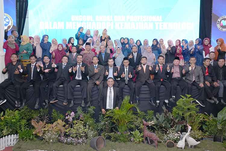 KEBERSAMAAN: Kepala, guru, dan staf SMKN 1 Kraksaan, berfoto bersama selepas acara Purnawiyata.