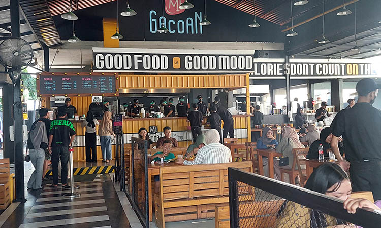 SELALU RAMAI: Mie Gacoan di Jalan Suroyo Kota Probolinggo ini menjadi salah satu resto favorit warga kota. Tempat ini selalu ramai mulai pagi sampai malam.