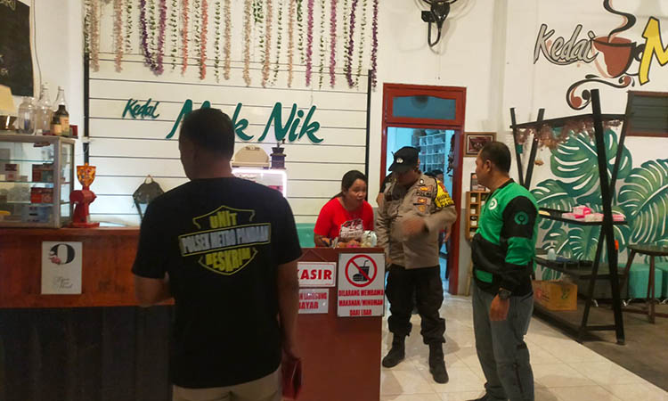 RAZIA: Petugas Polsek Pandaan saat menggelar razia di kafe yang ada di Pandaan. Dalam razia cipkon tersebut, sebanyak 48 botol miras diamankan.