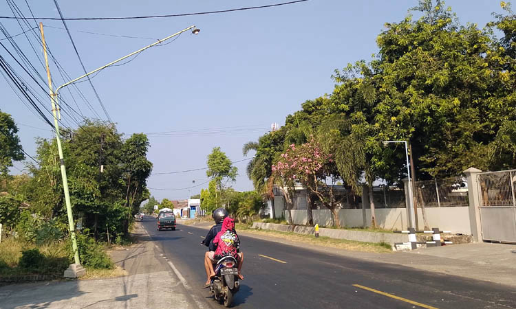 KHAWATIR ROBOH: Tiang PJU yang miring di Jalan Prof Hamka.