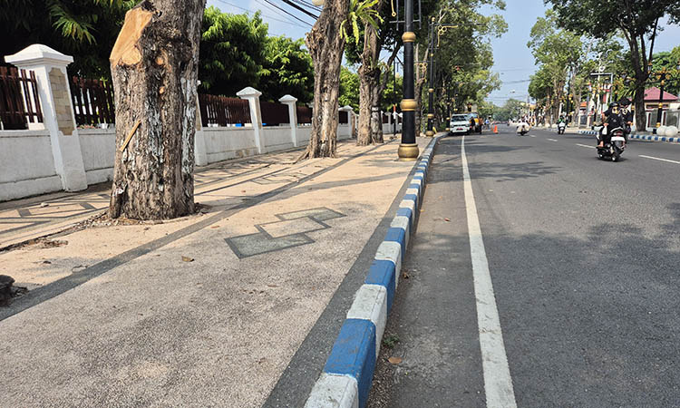 DIRAWAT: Trotoar di Jalan Pahlawan Kota Pasuruan yang menjadi sarana bagi pejalan kaki. Tahun ini, Pemkot Pasuruan mengalokasikan Rp 2 miliar untuk pemeliharaan trotoar.