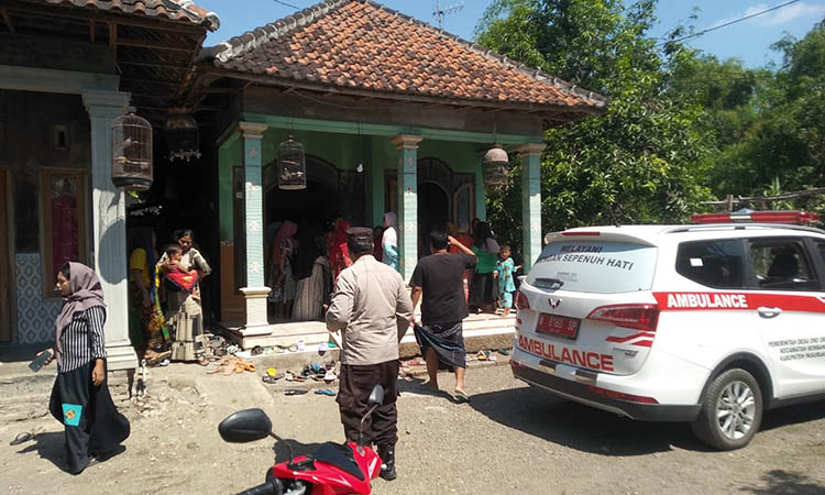 BERDUKA: Pelayat mendatangi rumah duka korban seusai kejadian.