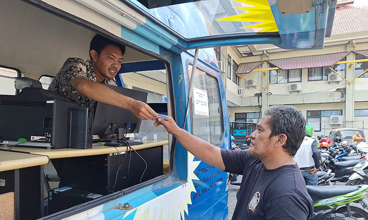 CEPAT: Layanan cepat dalam pengurusan e-KTP melalui drive thru. Layanan ini, baru diberlakukan bulan ini untuk memudahkan dalam pengurusan e-KTP.