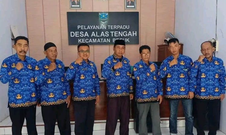 KOMPAK: Kepala Desa Alastengah Nahrawi (tengah) berfoto bersama perangkat desa setempat.