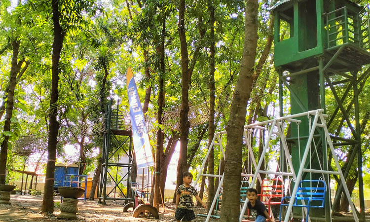 PARU-PARU KOTA: Suasana di Hutan Kota Kraksaan saat pagi hari. Ruang terbuka hijau ini masih butuh tambahan sarana dan fasilitas.
