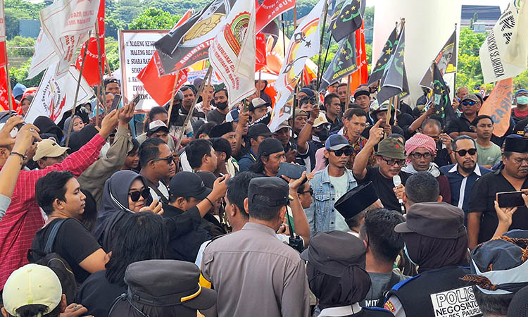 GERUDUK: Kalangan massa yang tergabung dalam Gerakan Rakyat Anti Monopoli (GERAM) saat menggruduk kantor Bupati Pasuruan. Mereka menuntut agar tidak ada praktek monopoli p