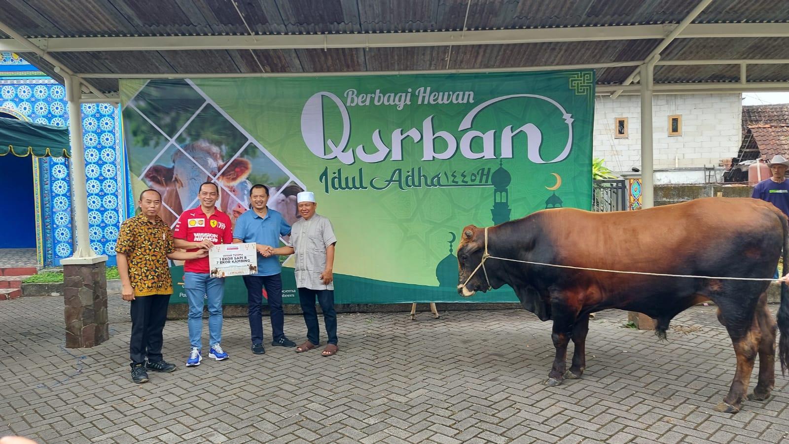 AGENDA RUTIN: Penyerahan simbolis hewan kurban oleh Bapak Aji Sumantoro sebagai Head of Manufacturing East, Bapak Imron Hamzah sebagai Head of Sustainability dan Pak Abdul Ghofur sebagai Ketua PHBI ke