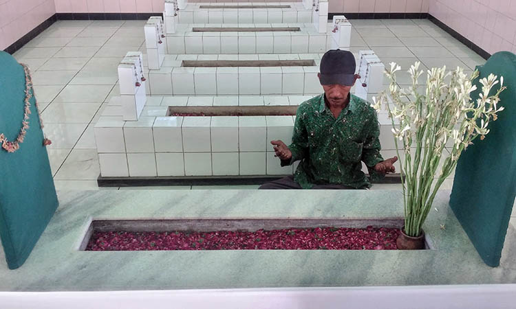 PUNDEN: Makam Mbah Song yang menjadi jujukan banyak warga untuk ngalap berkah. Tak hanya warga sekitar tetapi juga luar daerah.