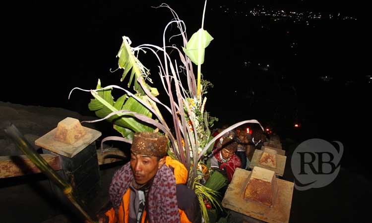 Warga umat Hindu Suku Tengger Bromo saat menaiki tangga menuju kawah Gunung Bromo untuk melakukan ritual larung sesaji pada puncak perayaan Yadnya Kasada 1946 Saka, Sabtu (22/6/2024) dini hari.