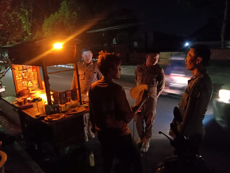 DITERTIBKAN: Satpol PP Kota Probolinggo menertibkan sejumlah PKL di Jalan Panjaitan, Kota Probolinggo, Sabtu (22/6) malam.