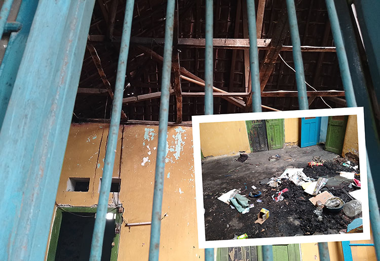 KOSONG: Rumah kosong milik Hasan, setelah terbakar. Akibat kebakaran, korban ditaksir mengalami kerugian Rp 50 juta.