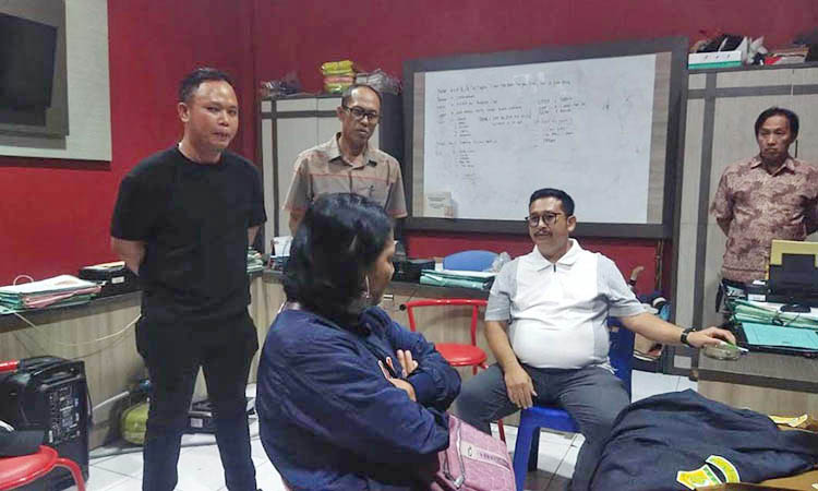 SUDAH BANYAK KORBAN: AM saat diperiksa petugas dari kepolisian dan kejaksaan.