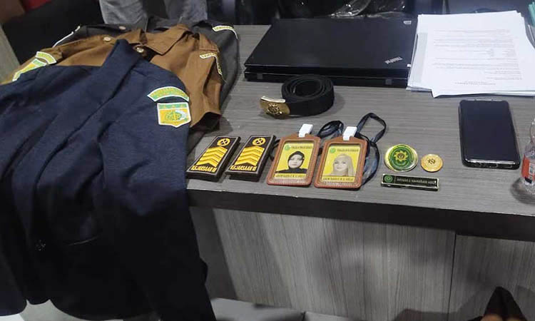 IKUT DIAMANKAN: Barang bukti berupa seragam hingga ID card palsu yang diamankan dari tangan AM.