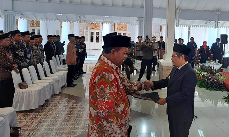 RESMI DIPERPANJANG: Penyerahan SK perpanjangan masa jabatan oleh Pj Bupati Andriyanto kepada salah satu ketua BPD.