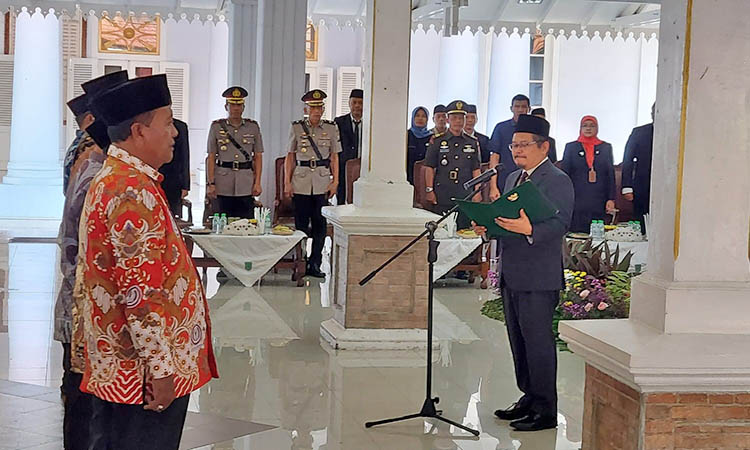 KHIDMAT: Prosesi pengukuhan dipimpin langsung oleh Pj Bupati Andriyanto secara serentak.