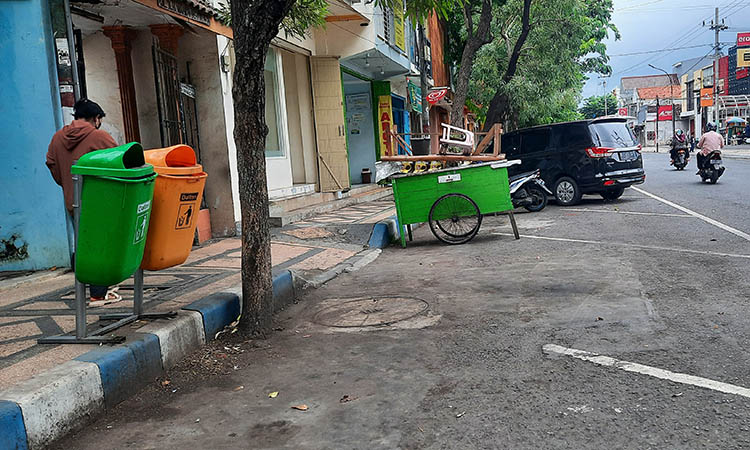 BAKAL DIGARAP: Kondisi trotoar Jalan Wahid Hasyim yang akan dilakukan peningkatan. Saat ini, tinggal penandatanganan kontrak.