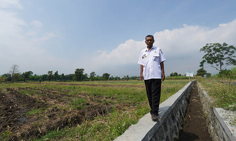 MAKIN KOKOH: Kasi Kesejahteraan Desa Karanggeger Abdullah mengecek hasil pembangunan irigasi sepanjang 174 meter di Dusun Krajan 1.