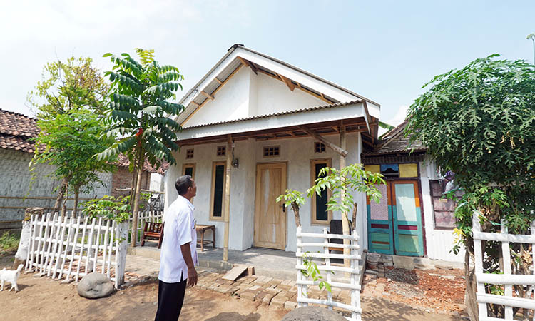 LEBIH LAYAK: Kasi Kesejahteraan Desa Karanggeger Abdullah mengunjungi rumah Agus Sanewi, warga RT 03/RW 02 Dusun Krajan 2, yang semakin baik setelah diperbaiki melalui Program RTLH.