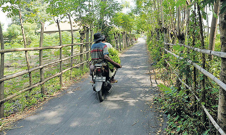 MULUS: Pengendara motor melintas di jalan aspal di RT 10/RW 04 Dusun Kramat, Desa Karanggeger.