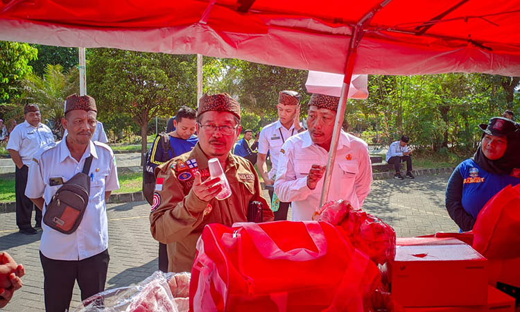 CEK: Pj Bupati Pasuruan, Andriyanto didampingi Kadinsos Kabupaten Pasuruan, Suwito Adi mengecek logistik kebencanaan.