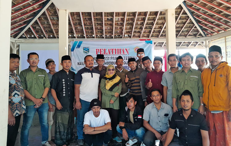 KOMPAK: Kepala Desa Sumberduren Muhammad Nufan Syaiful Yahya berfoto bersama peserta pelatihan fermentasi pakan ternak.