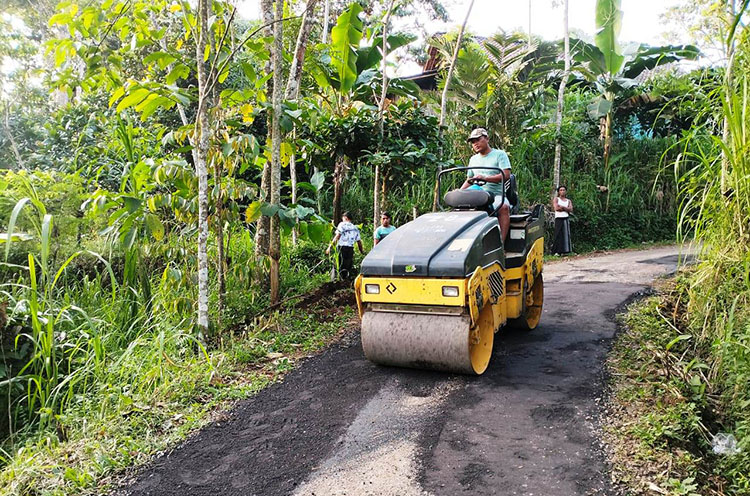 REHAB: Pekerja menggarap pengaspalan jalan di Dusun Krajan, Penang Paek, dan Dusun Kramat.