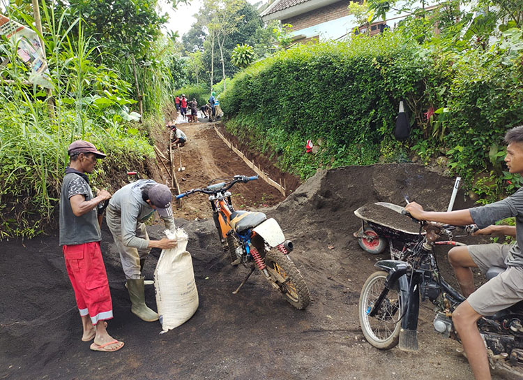 RABAT: Para pekerja membangun jalan rabat beton di Dusun Penang Paek. Jalan ini merupakan akses antardusun.