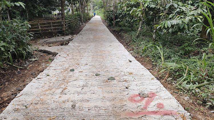 MULUS: Tahun ini Pemdes Sumberduren banyak membangun jalan rabat beton, sebagai upaya untuk meningkatkan kualitas jalan di desanya.