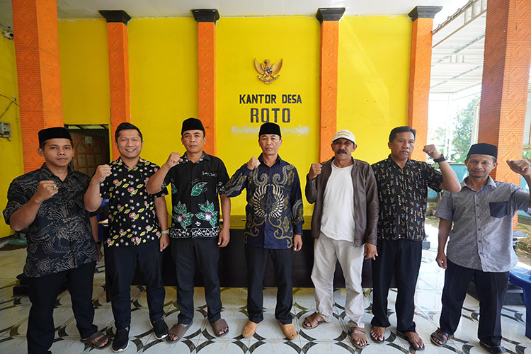 KOMPAK: Kepala Desa Roto Sriyanto (tengah) berfoto bersama sejumlah perangkat Desa Roto.