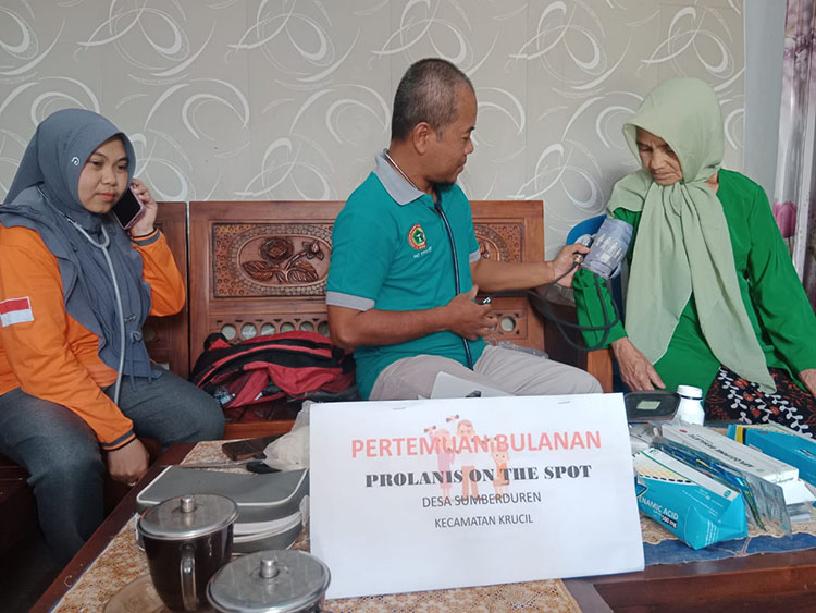 LANSIA: Salah seorang lansia mengikuti pemeriksaan kesehatan. Pemdes Sumberduren rutin menggelar posyandu lansia untuk menjaga kesehatan warga.