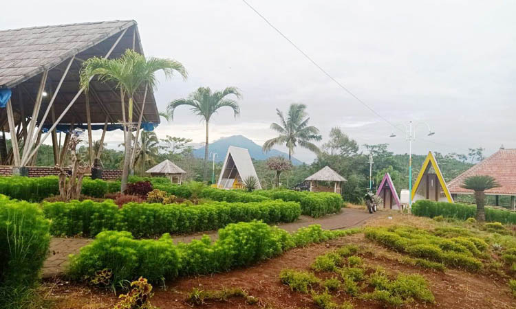 WISATA: Pemdes Betek terus mendukung&nbsp; pengembangan Betek Rest Area. Salah satunya tahun ini membangun tendon air. Inset, Tandon air untuk sarana di Rest Area.
