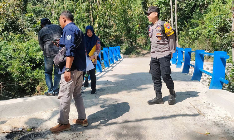 PENGHUBUNG: Jembatan yang berada di Dusun Beludan ini dibangun sebagai akses pendukung untuk keamanan dan kenyamanan. Serta menjadi akses ke desa tetangga.