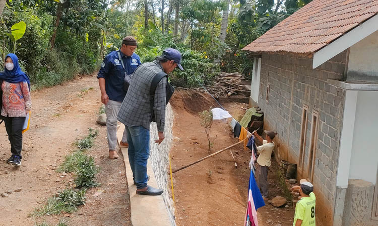PENAHAN: Pembangunan TPT di Dusun di Dusun Manggisan, sebagai penahan jalan agar tidak longsor yang sudah dirampungkan Pemdes Betek.
