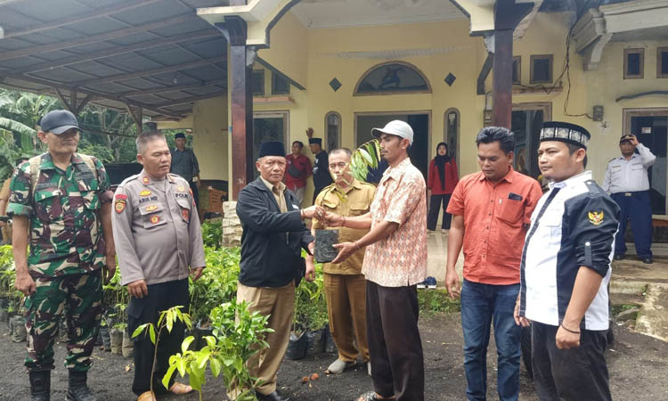 PANGAN: Tahun ini Pemdes Betek juga menyerahkan bibit duren, jeruk dan alpukat kepada warganya untuk mendukung program ketahanan pangan di Desa Betek.
