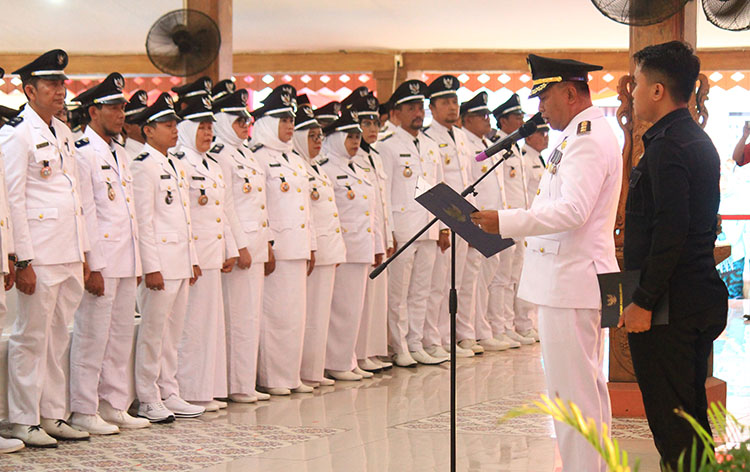 PENGUKUHAN: Pj Bupati H. Ugas Irwanto, S.Sos., M.Si. mengambil sumpah 314 kades dalam acara Pengukuhan Masa Perpanjangan Kades menjadi 8 Tahun, Sabtu (29/6).