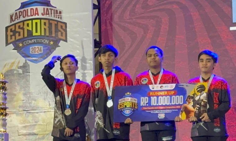 POSISI KEDUA: Tim e Sport Polres Probolinggo menerima trofi juara kedua dalam turnamen e-Sport Kapolda Jatim Cup beberapa waktu lalu.