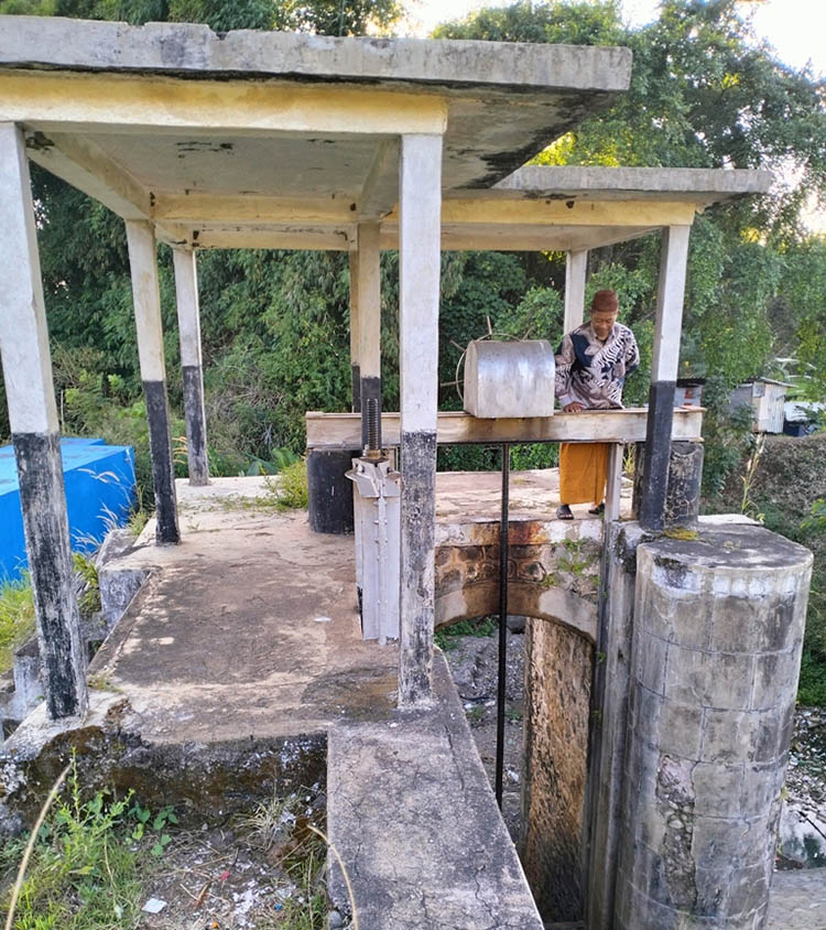 TERAWAT: Kewenangan pengelolaan Sluis Krangkong berada di UPT Pengairan Purwosari. Namun, warga dan pemerintah desa setempat, sepakat untuk merawat dan menjaganya.
