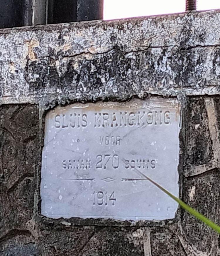 PLAKAT: Keberadaan plakat Sluis Krangkong yang mencatat tahun pembangunannya, sekitar 1914 silam.