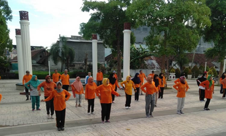 CARI SEHAT: Sejumlah warga lanjut usia senam pagi di Taman Kota Jalan Pahlawan. Usia harapan hidup di Kota Pasuruan selalu naik tiap tahun.