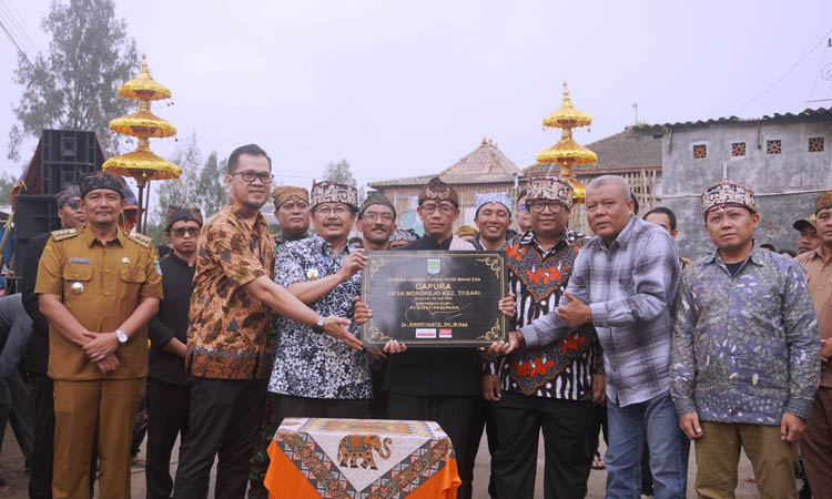 DIRESMIKAN: Pj Bupati Andriyanto (batik putih) sesaat setelah peresmian gapura wisata Desa Mojorejo yang ditandai penulisan di prasasti.