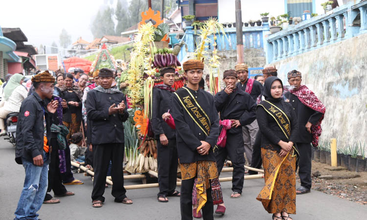 SEMARAK: Arak-arakan ancak turut memeriahkan peresmian gapura.