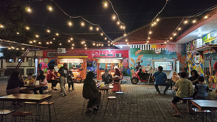 SUMBER PENDAPATAN: Sejumlah pengunjung menikmati malam di Kafe Rehat di halaman Kantor Dinsos Kota Pasuruan.