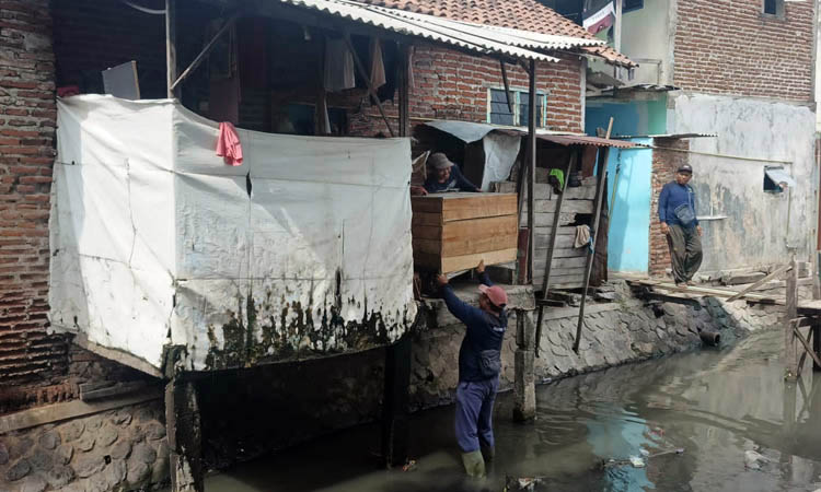 BIKIN KOTOR: Jamban umum di tepi kali sebelum dibongkar Satpol PP kemarin.