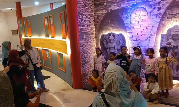 BIKIN PENASARAN: Sejumlah pengunjung Museum Cungrang saat menikmati benda-benda yang ada ditampilkan.