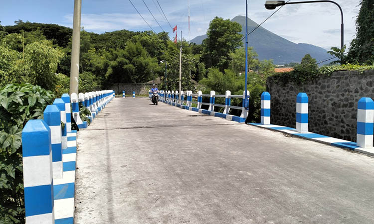 KOKOH: Jembatan Ngipik, Desa Sumbersuko, Kecamatan Gempol yang rampung dibangun. Pemkab berencana untuk membangun parafet pada jembatan setempat.