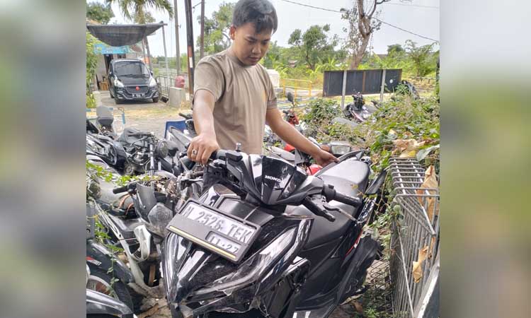 Petugas mengamankan motor yang dikendarai korban dua sekawan.