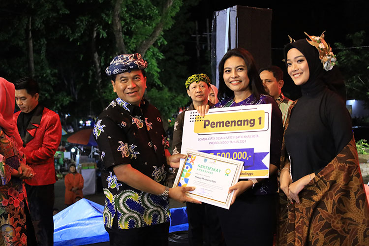 PATEN: Pj Wali Kota Probolinggo Nurkholis didampingi Kepala Disperinaker Budiono Wirawan (samping kanan pemenang) secara simbolis menyerahkan penghargaan kepada Juara I, Friday Purnama Sari, pemilik m