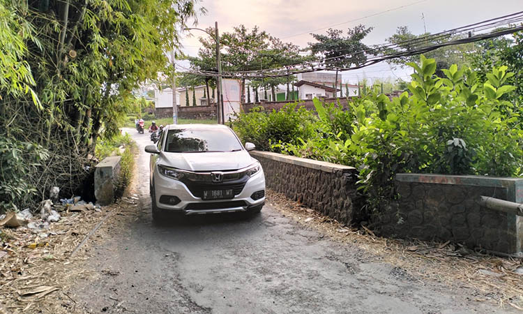 BERGANTIAN: Kendaraan yang melintas di Jembatan Bulukandang, harus bergantian. Lantaran sempitnya jembatan setempat.