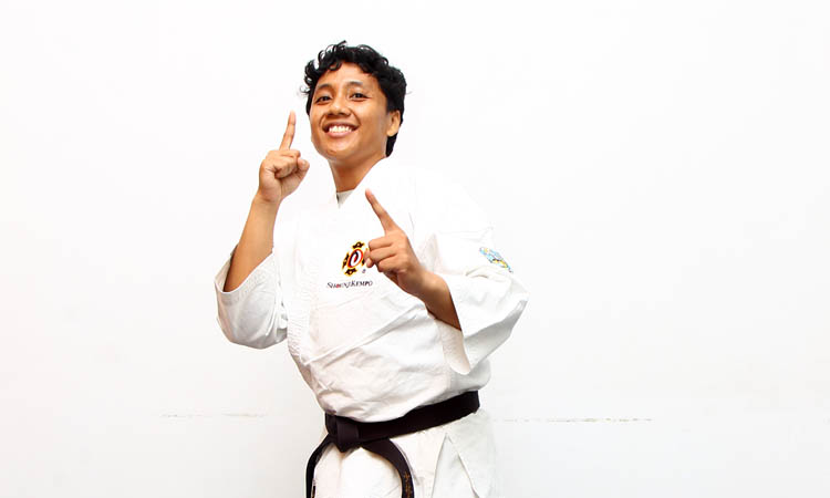 PENGALAMAN PERTAMA: Aisyah Amini saat berlatih kempo. Di PON XXI Aceh-Sumut nanti, dia akan diturunkan di nomor Randori Putri kelas 65 Kg plus.