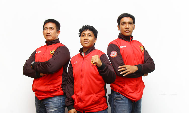 SERIUS: Aisyah Amini diapit Joko Lestiyono dan Hilman, pelatihnya di Shorinji Kempo.